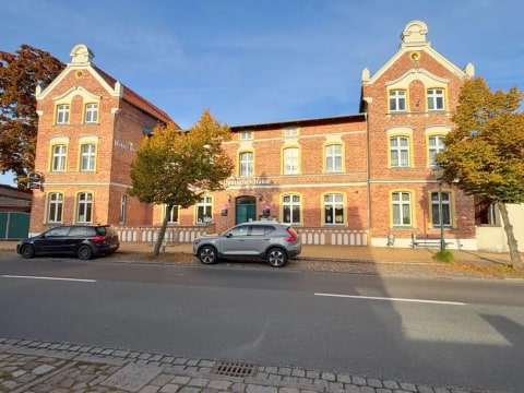 Stetig renoviertes Hotel mit Restaurantbereich im Herzen von Dargun