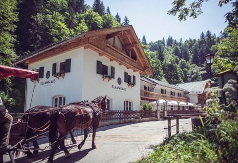 Aufwändig renoviertes Restaurant mit großem Biergarten in traumhafter Lage bei Garmisch