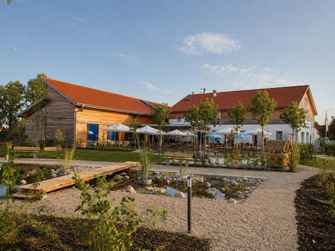 Bayerischer Dorfwirt mit Biergarten, Saal und Betreiberwohnung