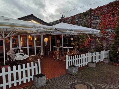 Gut laufendes Bistro / Restaurant mit Biergarten . Nachfolger gesucht !