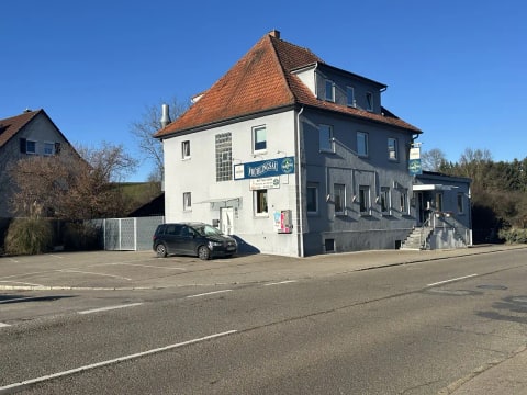 Attraktive Gaststätte mit Wohnung, Einzelzimmern und Biergarten in bester Lage in Göppingen-Holzheim