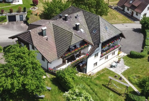 Pension & Gasthaus mit 8 Gästezimmern und 3 Wohnungen in traumhafter Panoramalage