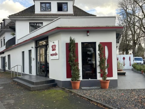 Großzügiges Ladenlokal mit Loftatmosphäre und Außenterrasse im Villenviertel