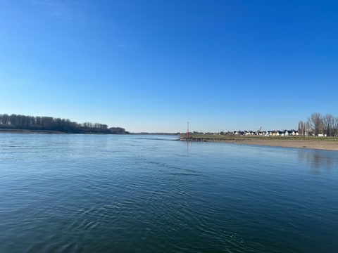 Attraktives Restaurant mit Hotel in bester Lage am Rhein direkt am Ufer mit Rhein Blick